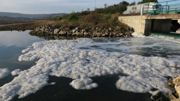 Penjenje morske vode ob vstopu v polslano laguno Škocjanskega zatoka. Foto: Borut Mozetič