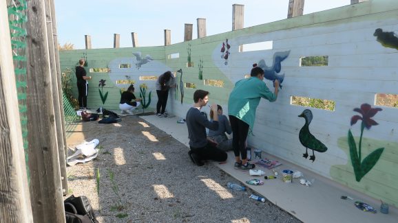 Dijaki so s tematskimi grafiti poslikali opazovališče, foto: Bojana Lipej